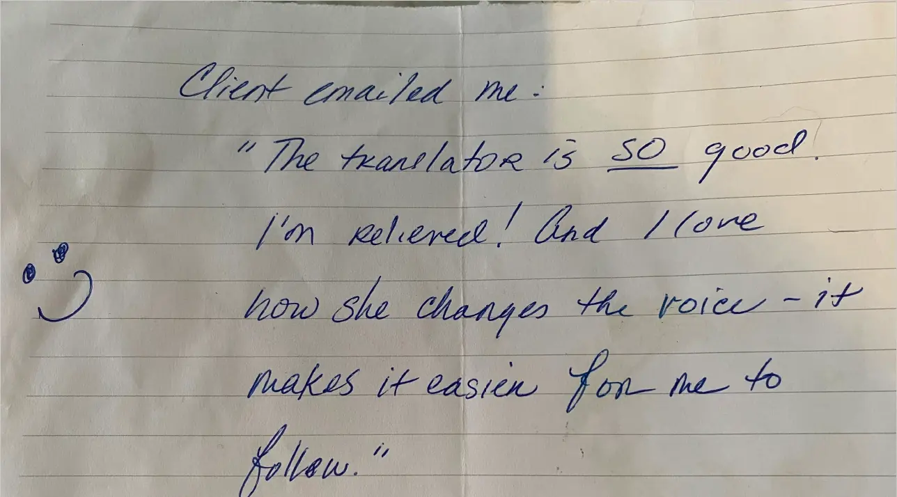 Handschriftliche Notiz auf liniertem Papier mit Smiley: Client emailed me: “The translator is SO good. I’m relieved! And I love how she changes the voice – it makes it easier for me to follow.”
